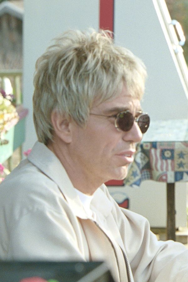 Vlasatý Bruce a Billy Bob s nábytkovou fobií: Cate Blanchett v Banditech svede dva bankovní lupiče najednou - fotka 1/1