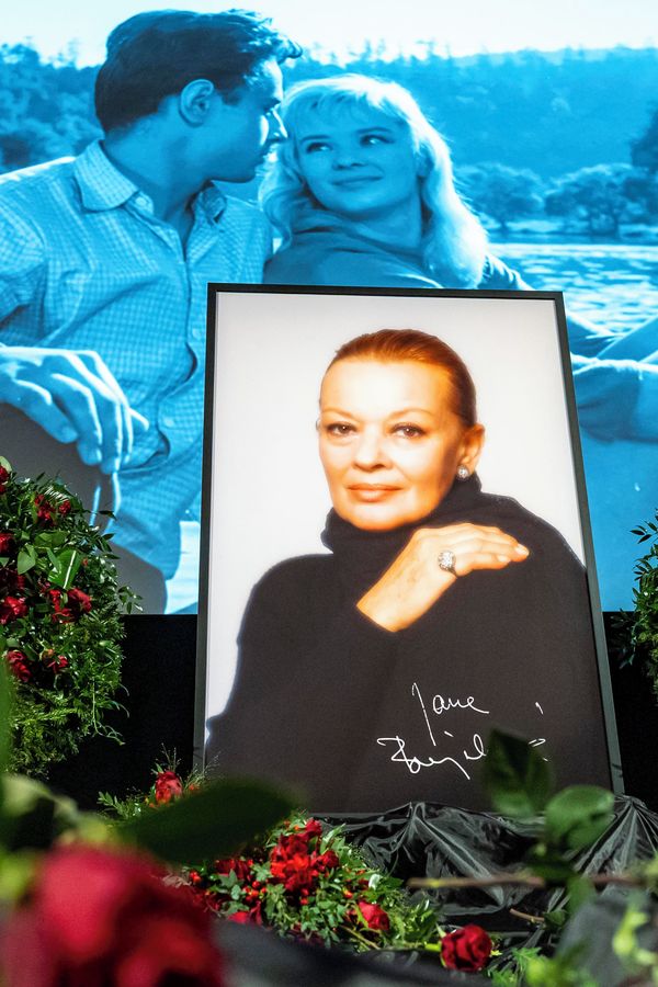 Lidé se loučí s legendární herečkou Janou Brejchovou: Tichá vzpomínka v Lucerně - fotka 1/1