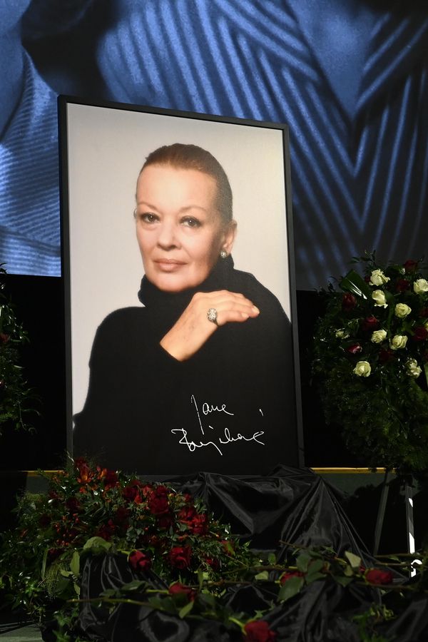 Lidé se loučí s legendární herečkou Janou Brejchovou: Tichá vzpomínka v Lucerně s dojemnými záběry - fotka 1/1