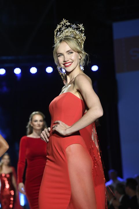 S korunkou měří 2 metry a dlouhou nohu odhalila až k rozkroku: Hledat partnera podle výšky už česká Miss Universe vzdala