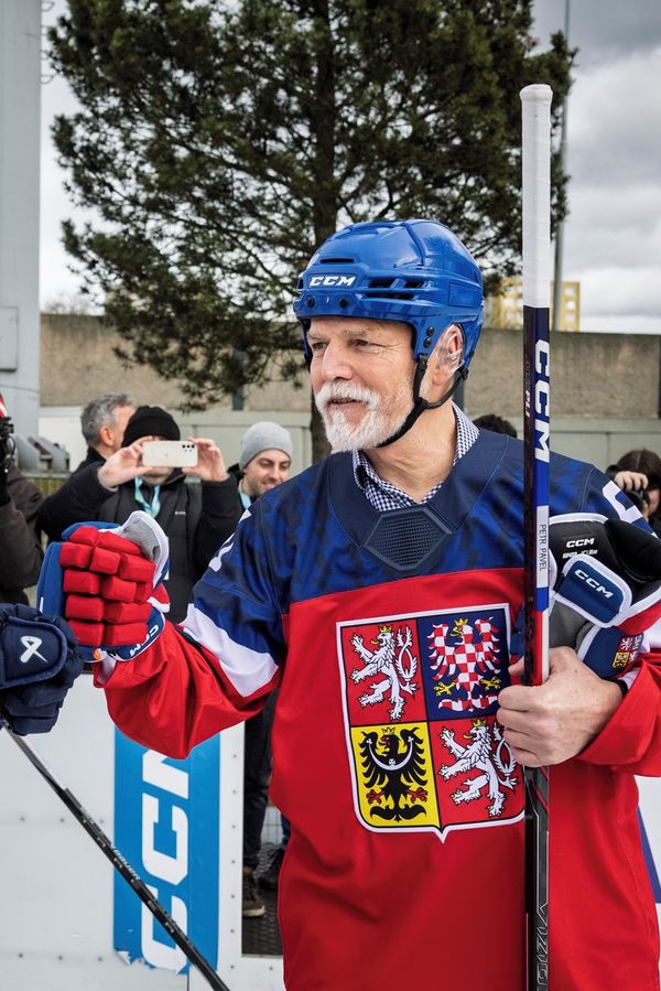 Zkusil curling, pak oblékl hokejový dres: Petr Pavel na ledě po boku slavných es válel. Tleskala i známá herečka - fotka 1/1