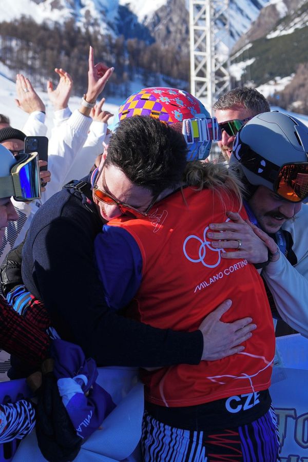 Dojemné foto z cíle: Eva Adamczyková slavila senzační olympijské stříbro s manželem Markem v objetí - fotka 1/1