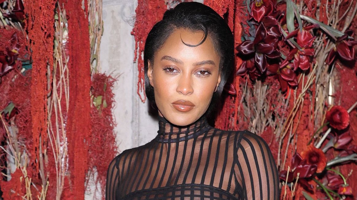 Ciara Miller na přehlídku dorazila „na Biancu“. Naprosto průhledný model na sobě snad ani mít nemusela