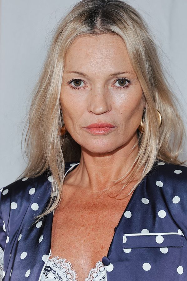 Šílené, strašidelné oči a propadlé tváře. Kate Moss ve společnosti o svém zdraví nepřesvědčila. Tipují jí o 10 let víc  - fotka 1/1