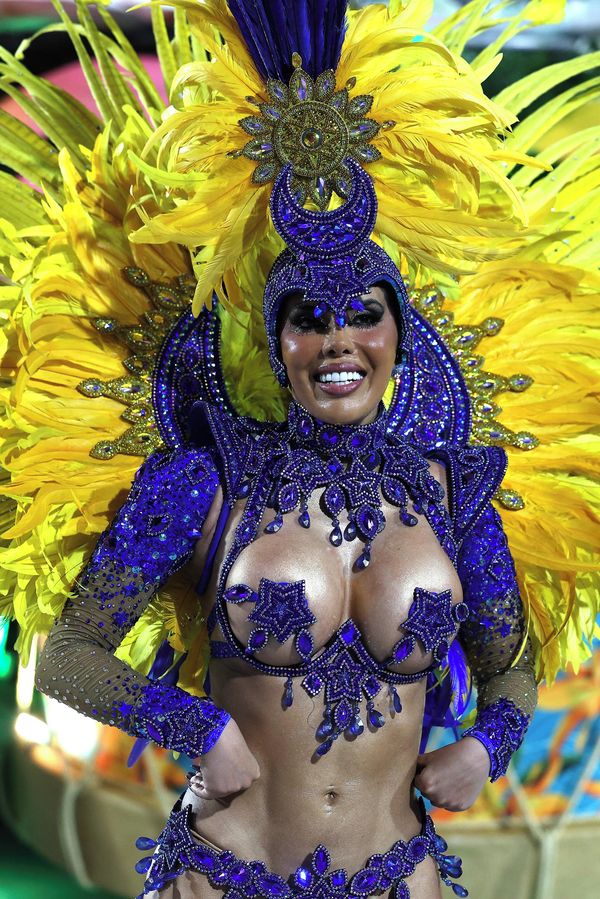 Rio odhodilo zábrany: Samba, těla v pohybu a neuvěřitelně odvážné kostýmy proměnily město v nejžhavější karneval planety - fotka 1/1