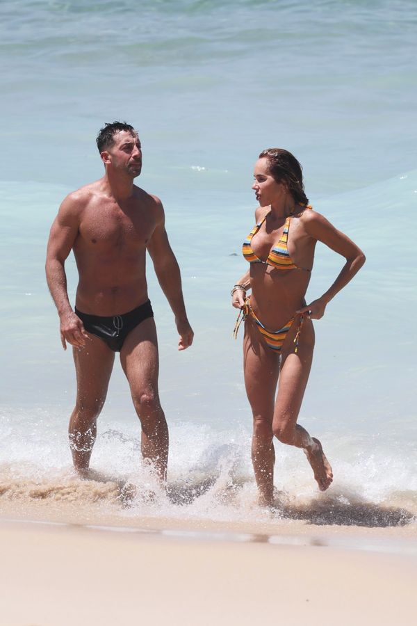 Teroristický útok na Bondi Beach přežila schovaná pod dodávkou: Návrhářka (45) s tělem supermodelky se tam teď vrátila - fotka 1/1