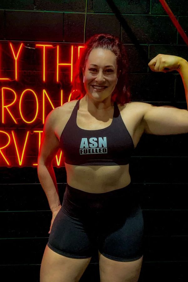 Silná žena, nebo umělá inteligence? Špičková strongwoman se směje haterům, kteří si myslí, že její tělo je výtvorem AI - fotka 1/1