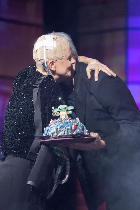 Silný moment před kamerou. Oslavenkyně Laďka Něrgešová opět sundala paruku. A odhalila další tvrdou realitu léčby