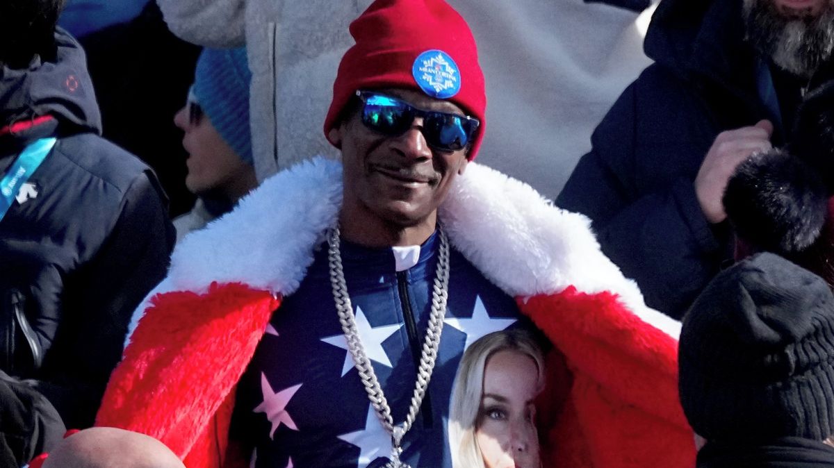 Na lyže se poprvé postavil až v 54 letech, pád ho neminul. Snoop Dogg si olympiádu užívá se vším všudy