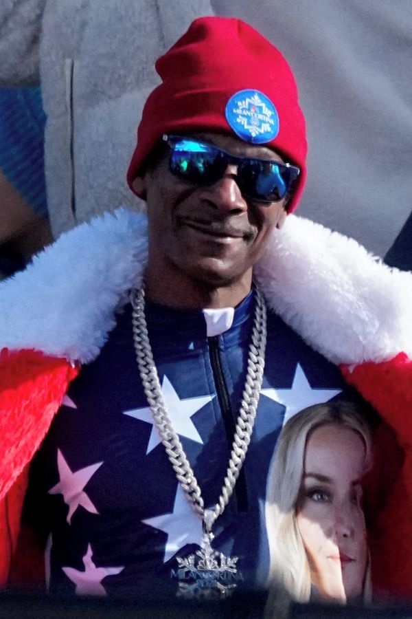 Na lyže se poprvé postavil až v 54 letech, pád ho neminul. Snoop Dogg si olympiádu užívá se vším všudy - fotka 1/1