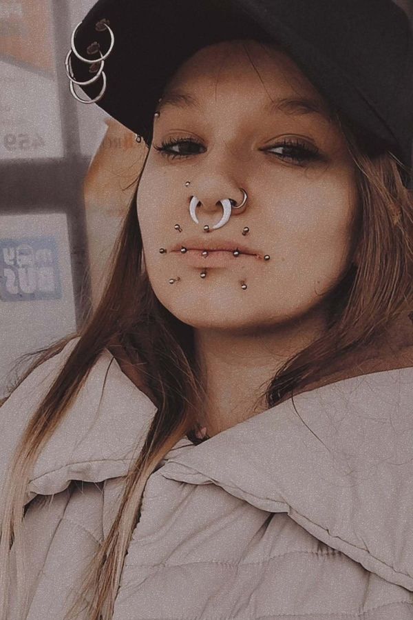 Žena se 44 piercingy v obličeji se diví, že na ni lidé na ulici zírají. Propíchané má dokonce i prsty  - fotka 1/1