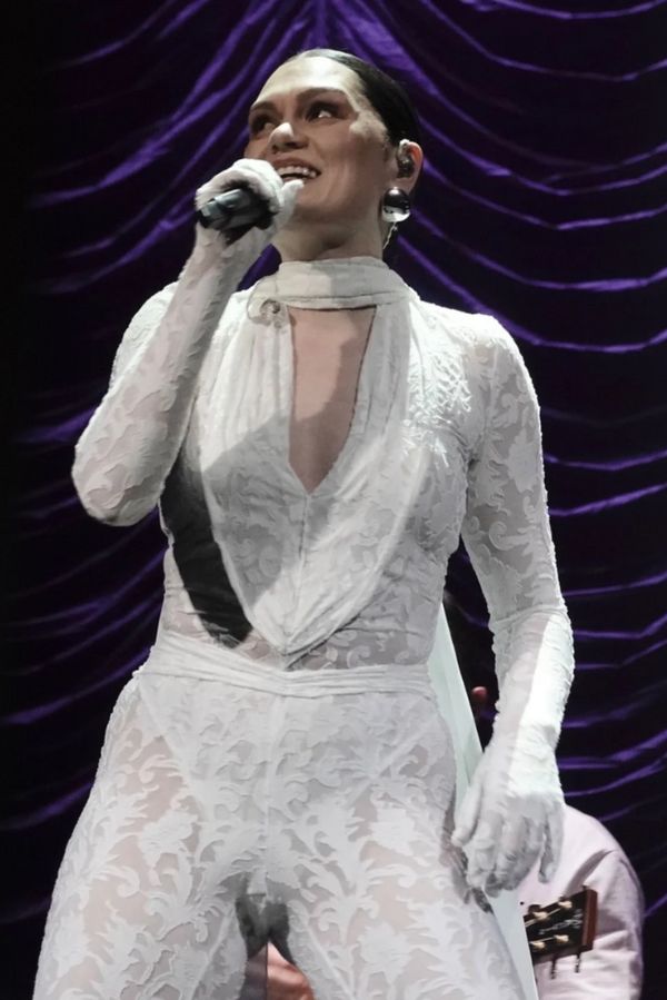 Ten den nebyl bílý overal dobrý nápad: Zpěvačka Jessie J měla co vysvětlovat. Fanouškům řekla víc, než potřebovali vědět - fotka 1/1