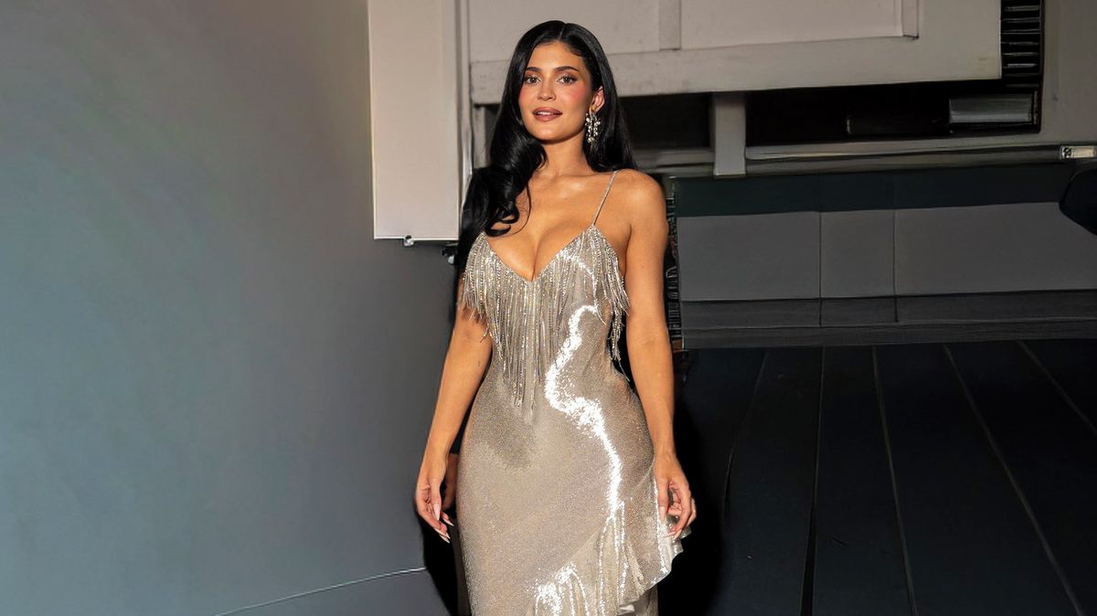 Nahota, luxus a… ovoce na bradavkách? Kylie Jenner provokuje v podprsence z granátového jablka. Jen si uždibnout!