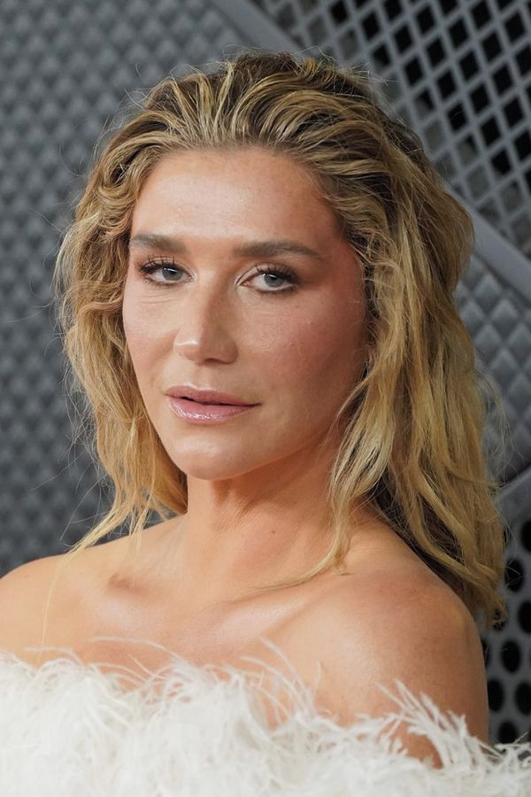 Paní, musíme tady už vysát. Zpěvačka se po Grammy válela na červeném koberci. Sekuriťáci ji prosili, ať odejde - fotka 1/1