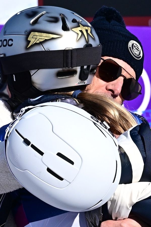 Zklamaná Ester Ledecká: Pro útěchu jela hned za cílem do náruče rodičů. Stále jsi naše královna, vzkazují fanoušci - fotka 1/1