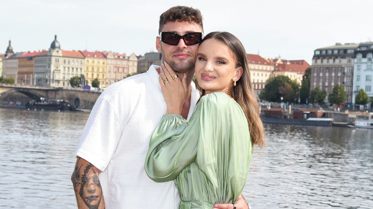 Vítězka Love Islandu se ukázala v bikinách: Vzkaz od snoubence nejdřív zaskočil, Trabo totiž soutěží v Survivoru