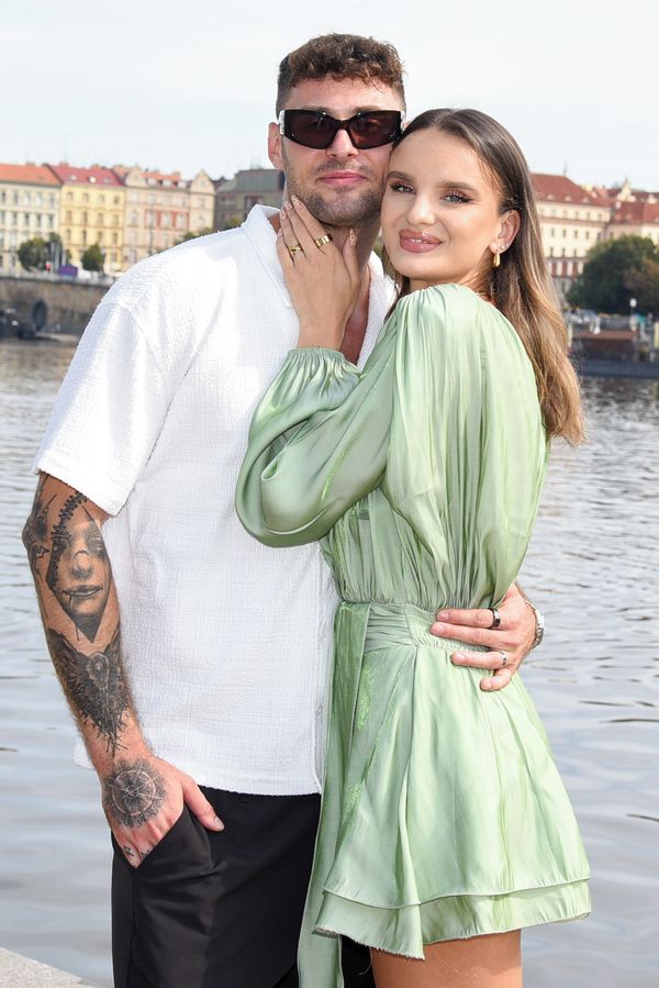 Vítězka Love Islandu se ukázala v bikinách: Vzkaz od snoubence nejdřív zaskočil, Trabo totiž soutěží v Survivoru - fotka 1/1