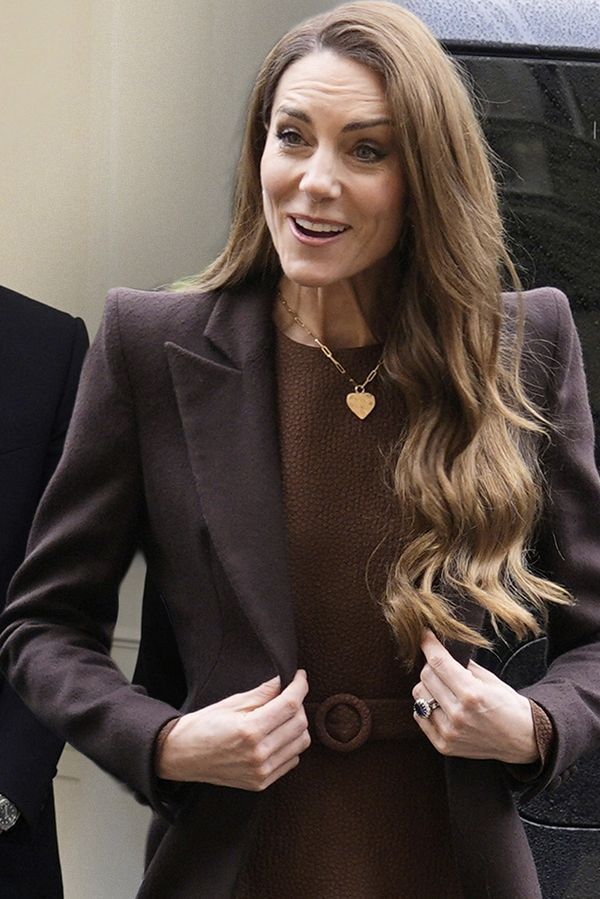 Šílené ramenní vycpávky a outfit babičky. Kate se tentokrát za svůj model dostala pod palbu hejtů. Neobstál ani šperk - fotka 1/1