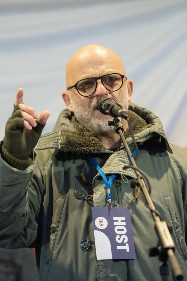 Herci vyrazili do ulic podpořit Českou televizi: Čvančarová zpívala, Čermák měl proslov a Leichtová vzala i děti - fotka 1/1