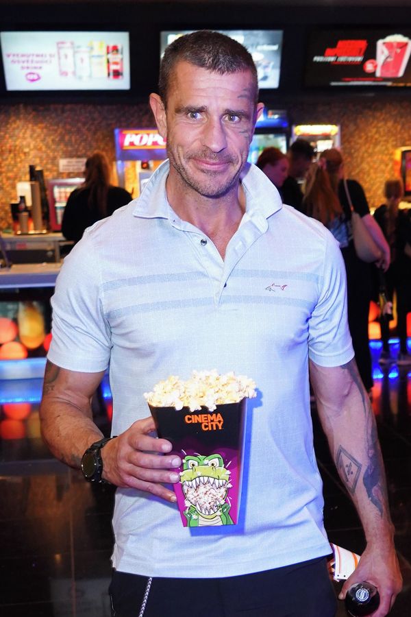 Mohla jít rovnou nahá! Robert Rosenberg sdílel snímek s o 20 let mladší partnerkou. Fanoušky překvapila průhledným topem - fotka 1/1