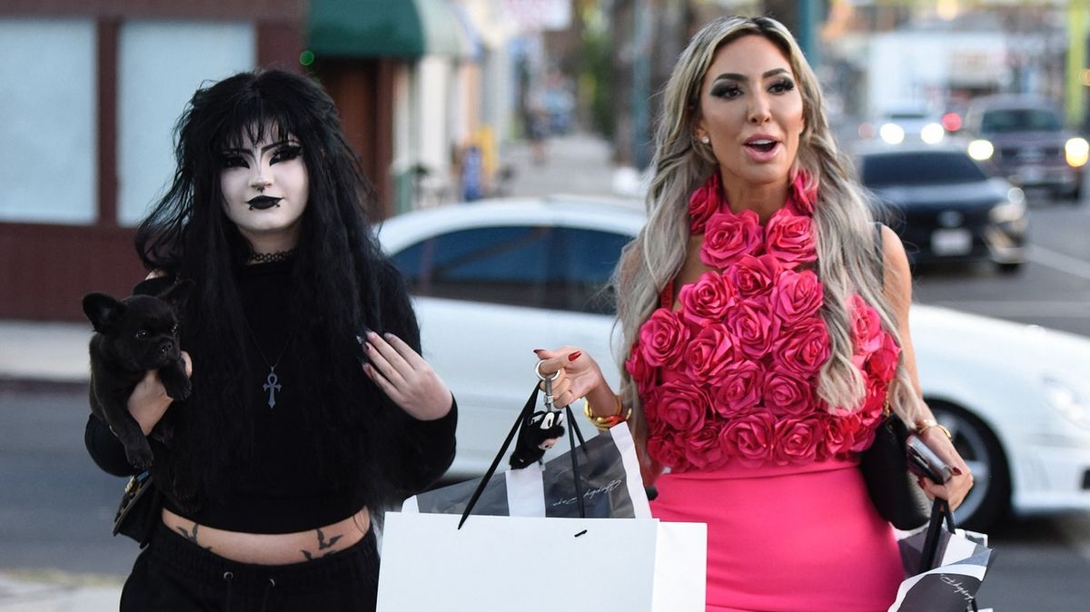 Gothic dcera slavné ‚náctileté mámy‘ má v 16 vytetované obří netopýry na břiše. Jak to matka mohla dopustit? zuří lidé