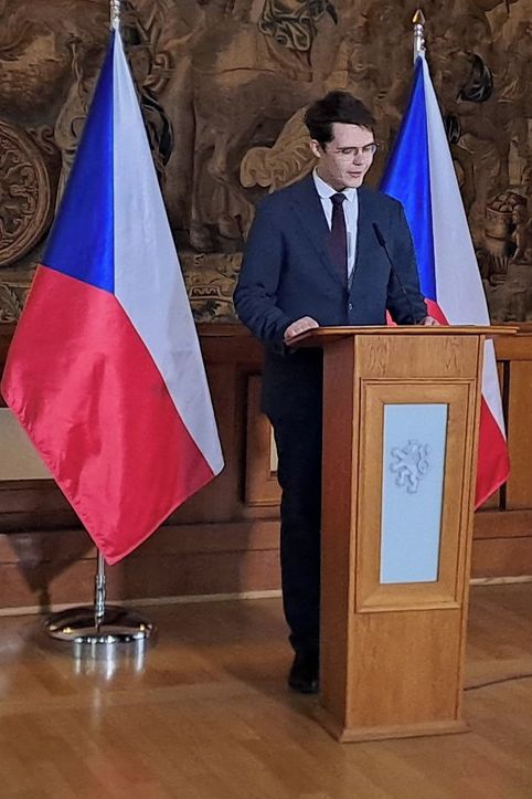 Mluvčí MZV Adam Čörgö se po tiskovce dostal pod palbu hejtů: Zastali se ho exmanžel Adamovské i známá herečka - fotka 1/1