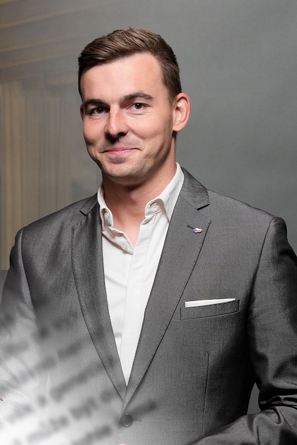 Glosa: To bolí. Vondráček z ANO chystá „legalizaci“ Turka, druhý z SPD chce hrabat do ústavy, i když vyhořel u zkoušky - fotka 1/1