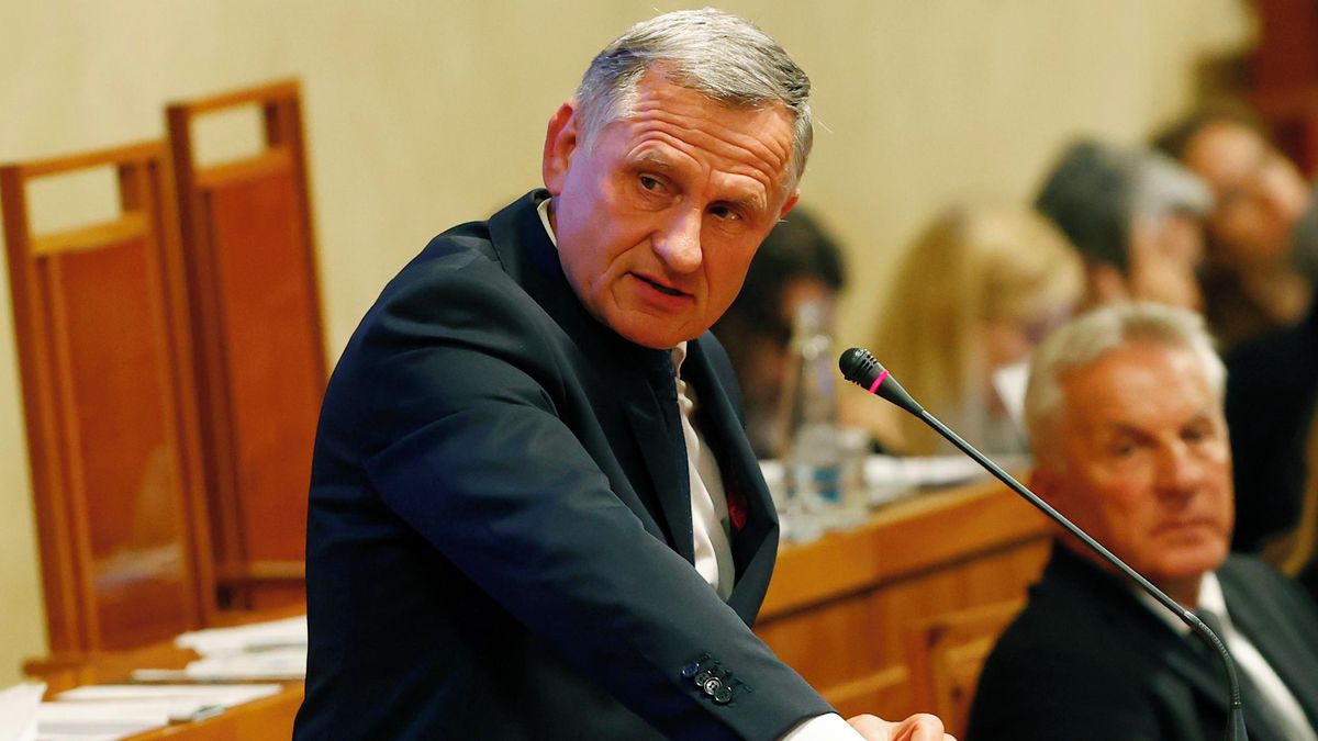 Senátor Jiří Čunek zatleskal demonstraci na Letné a obul se do neziskovek: Lidovci vás vyloučí, dozvěděl se