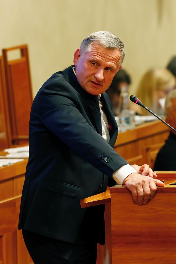 Senátor Jiří Čunek zatleskal demonstraci na Letné a obul se do neziskovek: Lidovci vás vyloučí, dozvěděl se - fotka 1/1