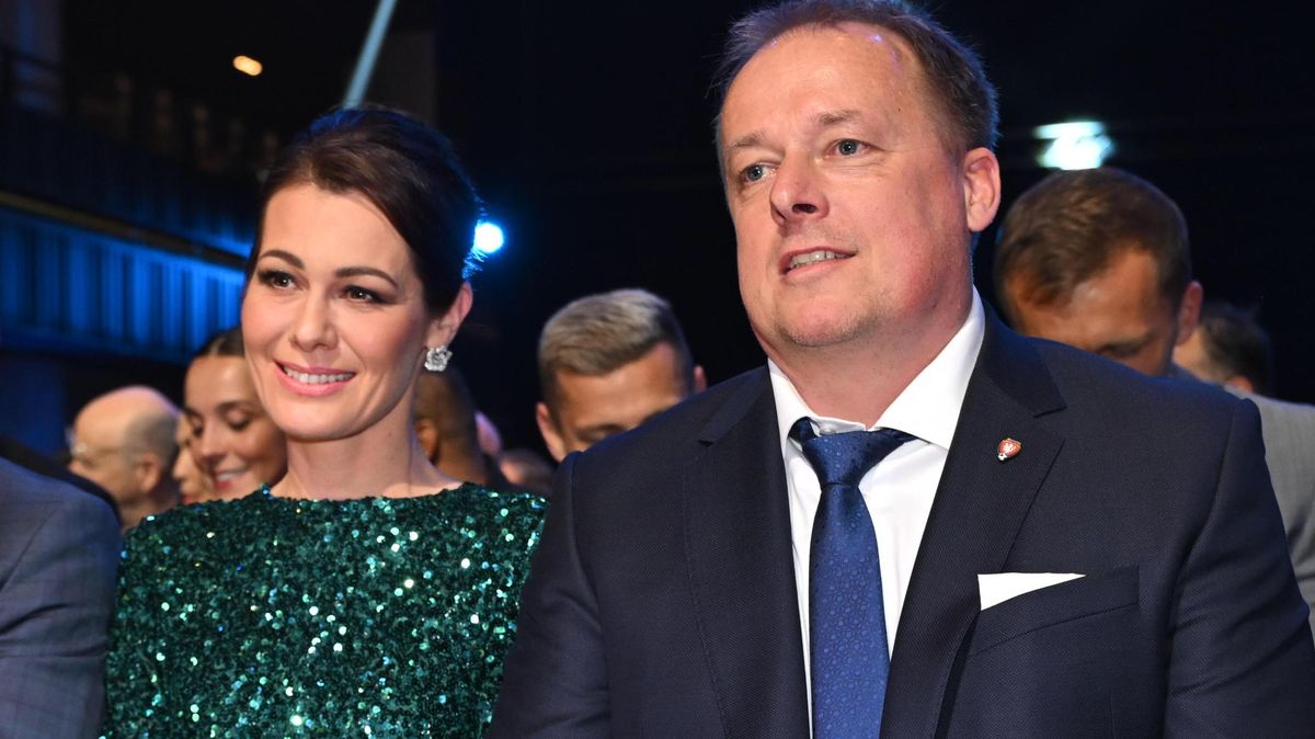 Překvapení na Fotbalistovi roku: Nejkrásnější česká lékárnice Doleželová po boku svého ex Trundy. Jak to spolu mají?