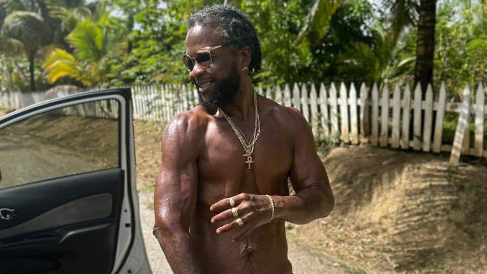 Šest hasičů ho muselo dostávat do sanitky. Muž zhubnul 146 kg, a to je teprve začátek