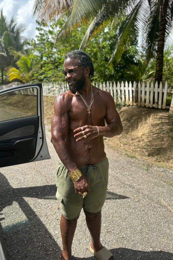 Šest hasičů ho muselo dostávat do sanitky. Muž zhubnul 146 kg, a to je teprve začátek - fotka 1/1