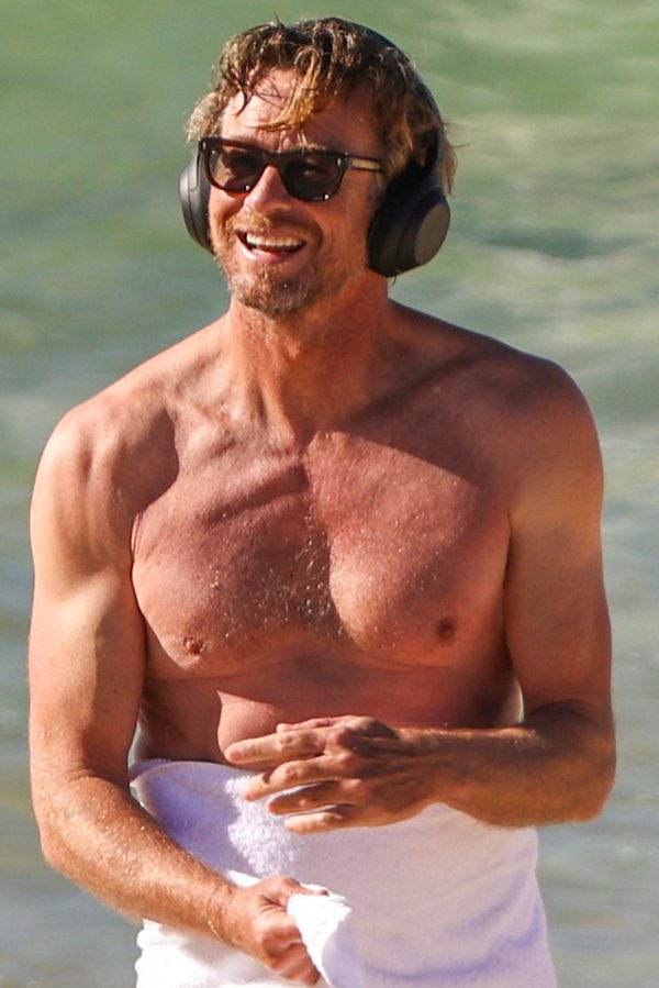 Ze zarostlého strejdy je zase hezoun! Mentalista Simon Baker ukázal formu v plavkách. Cvičí pro Nicole Kidman? - fotka 1/1