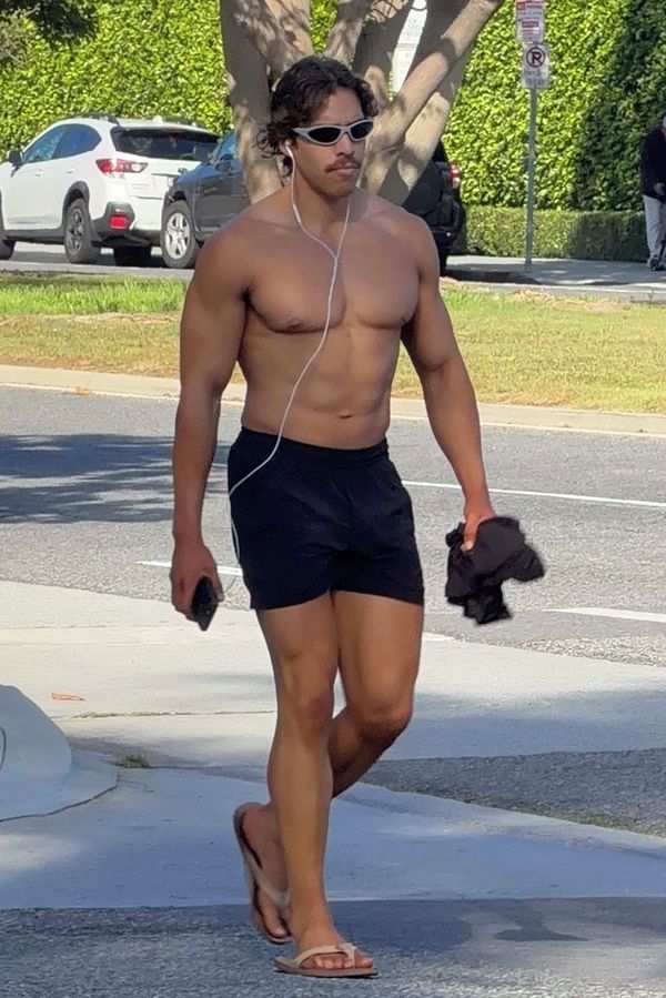 Tři zlata! Syn Arnolda Schwarzeneggera Joseph na své první kulturistické soutěži zaválel. Tyhle tátovy pózy předvedl - fotka 1/1