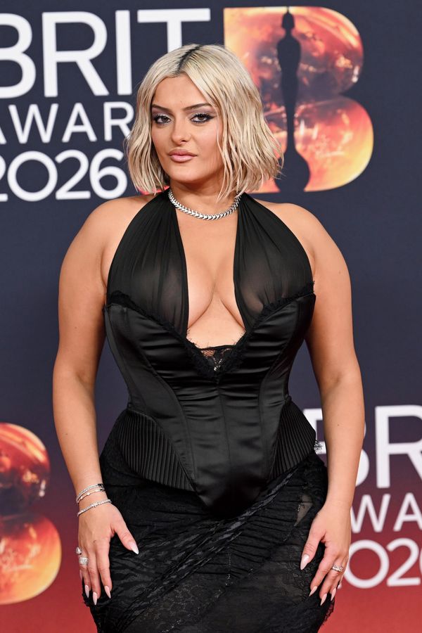 Bože, smiluj se! píší fanoušci. Zpěvačka, kterou kritizují kvůli váze, vystavila vnady v bikinách s mušličkami - fotka 1/1