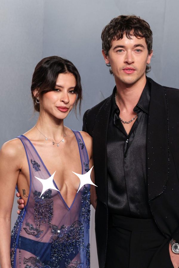 Nahé šaty a nechutné narážky: Herec z Hunger Games ostře bránil outfit přítelkyně. Držte hubu, vzkázal hejtrům - fotka 1/1