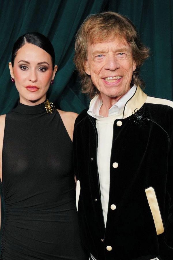 Vnučka? Kdepak! Mick Jagger si výjimečně vyšel s o 44 let mladší snoubenkou. Ta díky průsvitné látce ukázala přednosti - fotka 1/1
