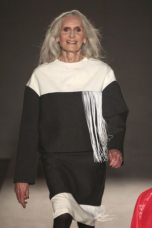 Zemřela nejstarší supermodelka světa Daphne Selfe (97). Odmítala botox i barvení vlasů. Sázela na široký úsměv! - fotka 1/1