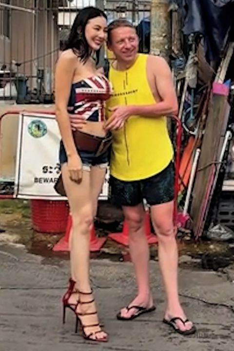 Odrzlý turista chtěl osahat holé břicho slavné thajské šéfkuchařky. Ta mu dala!