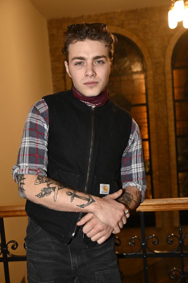 Tak to je tedy síla: Mladý český zpěvák se toho nebál. Na fotku na přebal desky se Šimon Opp svlékl donaha - fotka 1/1