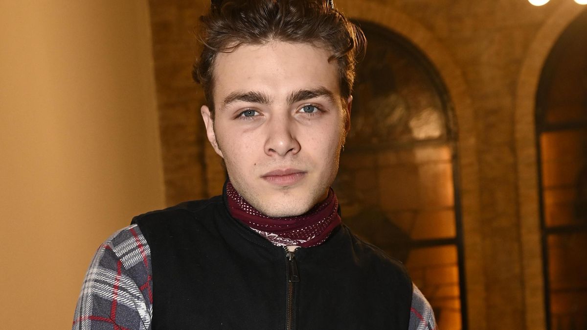 Tak to je tedy síla: Mladý český zpěvák se toho nebál. Na fotku na přebal desky se Šimon Opp svlékl donaha