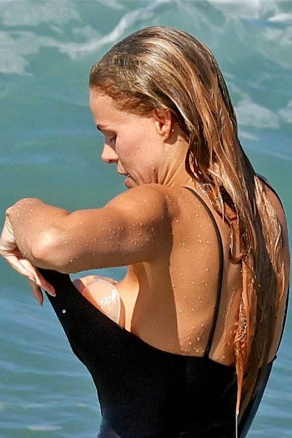 Vlastní nestačily? Vnadná Brooks Nader si při natáčení nové Pobřežní hlídky vycpává prsa. Fotky jsou toho důkazem - fotka 1/1