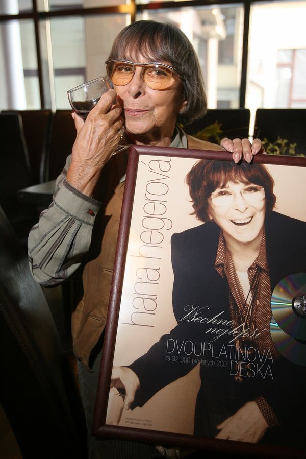 Nechtěla budit pozornost jménem Carmen Farkašová, „pražská Edith Piaf“ zvolila pseudonym. Pod ním ji zná úplně každý - fotka 1/1