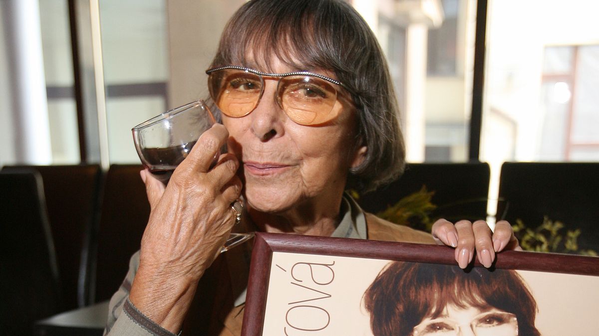 Nechtěla budit pozornost jménem Carmen Farkašová, „pražská Edith Piaf“ zvolila pseudonym. Pod ním ji zná úplně každý