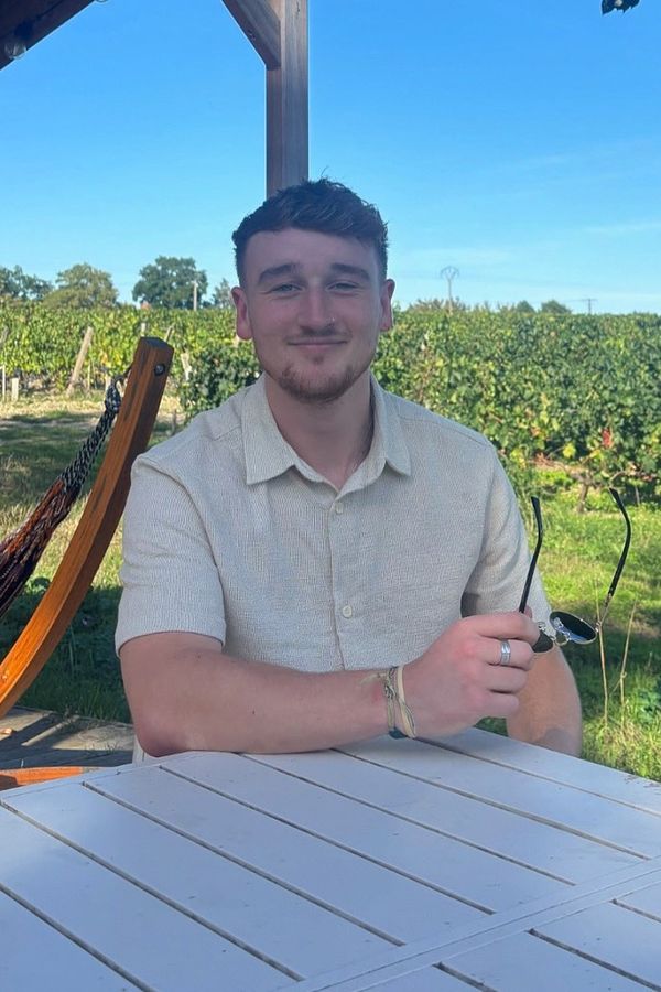 Určitě by se mu líbilo pod mými faldíky! Sexy mlékaře zahrnují postarší ženy oplzlými návrhy. Jeho reakce baví internet  - fotka 1/1