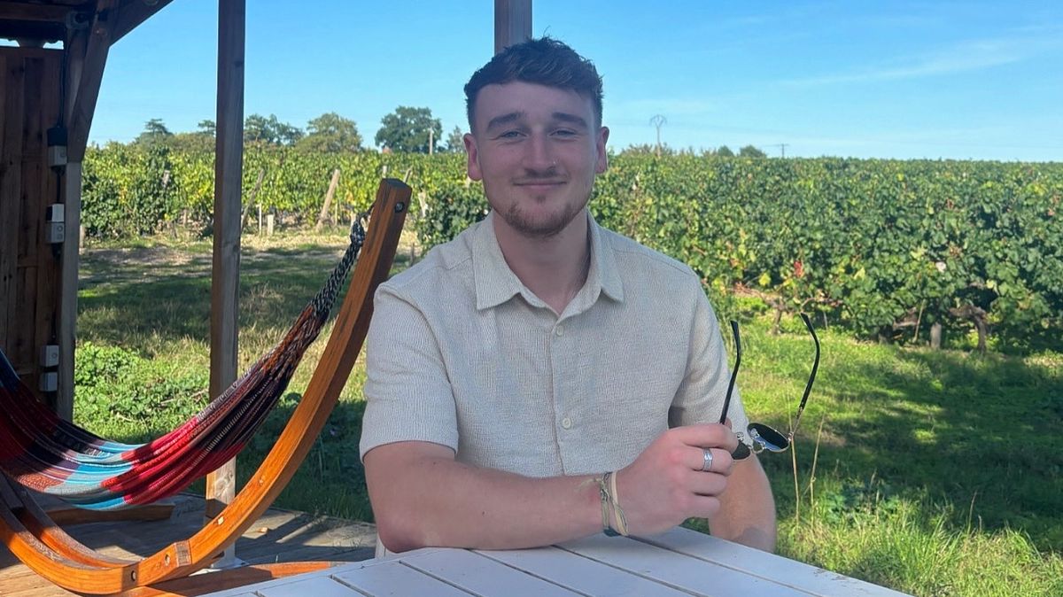 Určitě by se mu líbilo pod mými faldíky! Sexy mlékaře zahrnují postarší ženy oplzlými návrhy. Jeho reakce baví internet