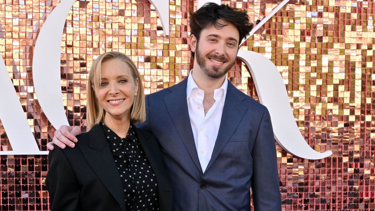 Jak je vysoký a pohledný! Phoebe z Přátel výjimečně vyvedla syna, předvedli pořádnou objímačku. Fanynky zbystřily