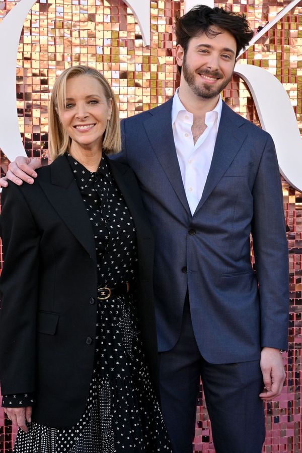 Jak je vysoký a pohledný! Phoebe z Přátel výjimečně vyvedla syna, předvedli pořádnou objímačku. Fanynky zbystřily - fotka 1/1