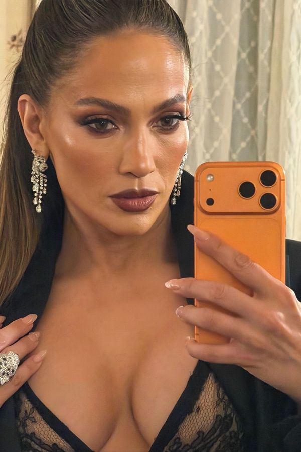Jsou to ještě vůbec šaty? Jennifer Lopez se fanouškům vyprsila do objektivu. Pak v průsvitné krajce odešla na galavečer  - fotka 1/1