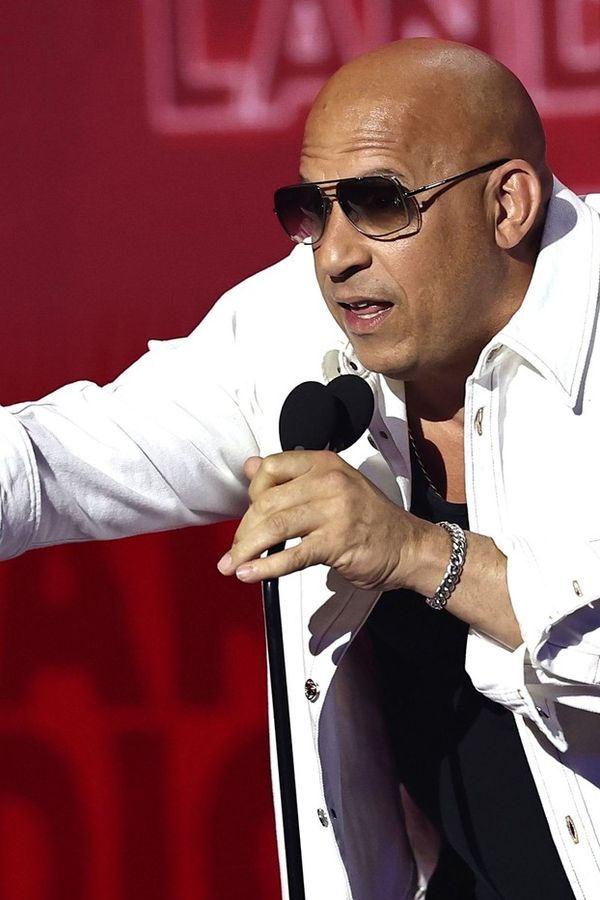 Vin Diesel je slepý jako patrona. Řídit rychle a zběsile by už rozhodně neměl! Na pódiu marně hledal čtecí zařízení - fotka 1/1